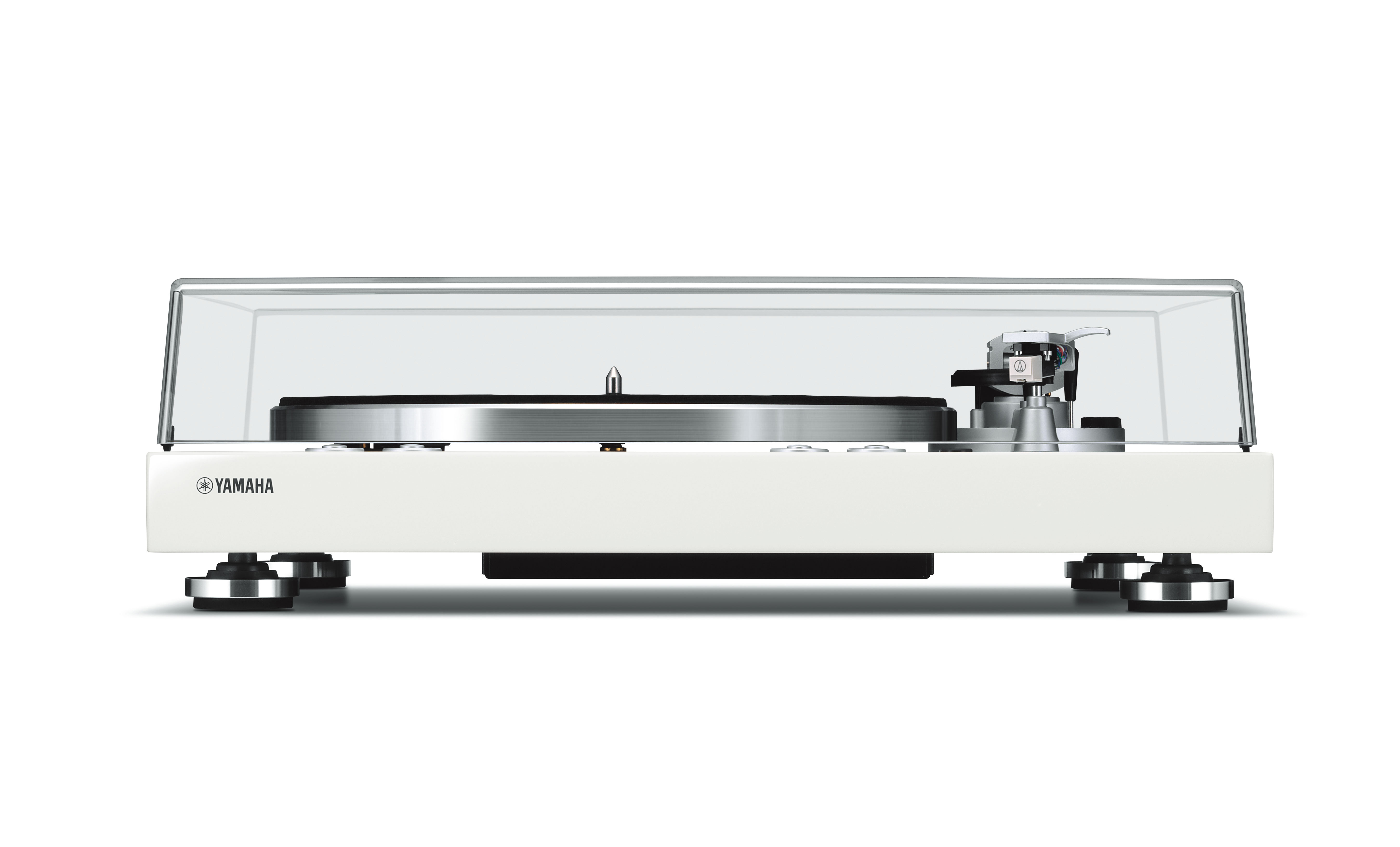 Ein weißer Yamaha Plattenspieler mit transparentem Deckel, Seitenansicht.