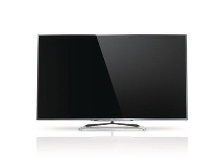 Un televisor de pantalla plana con pantalla negra, la base es plateada, sobre fondo blanco.
