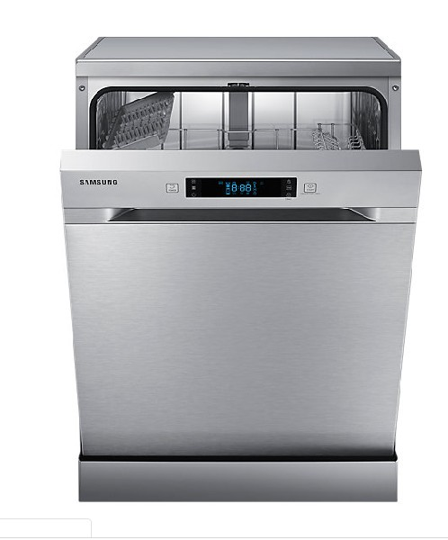 Un lavavajillas Samsung plateado con la puerta abierta, que muestra las rejillas interiores. Fondo blanco.