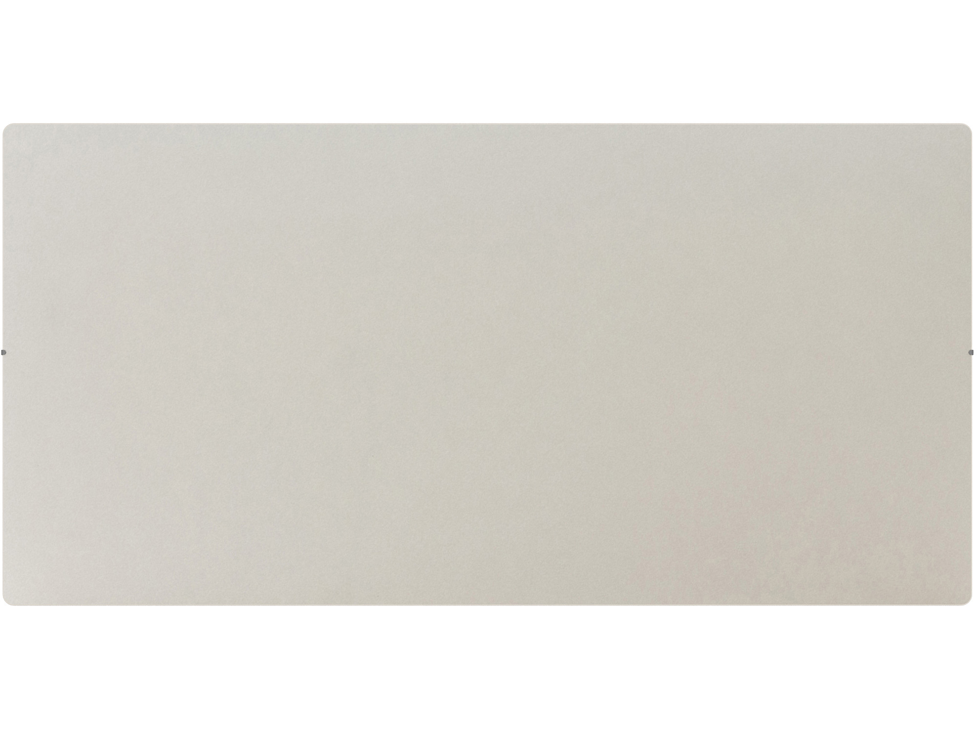 Eine glatte, hellgraue rechteckige Oberfläche mit abgerundeten Ecken. Zwei kleine silberne Befestigungselemente sind sichtbar.