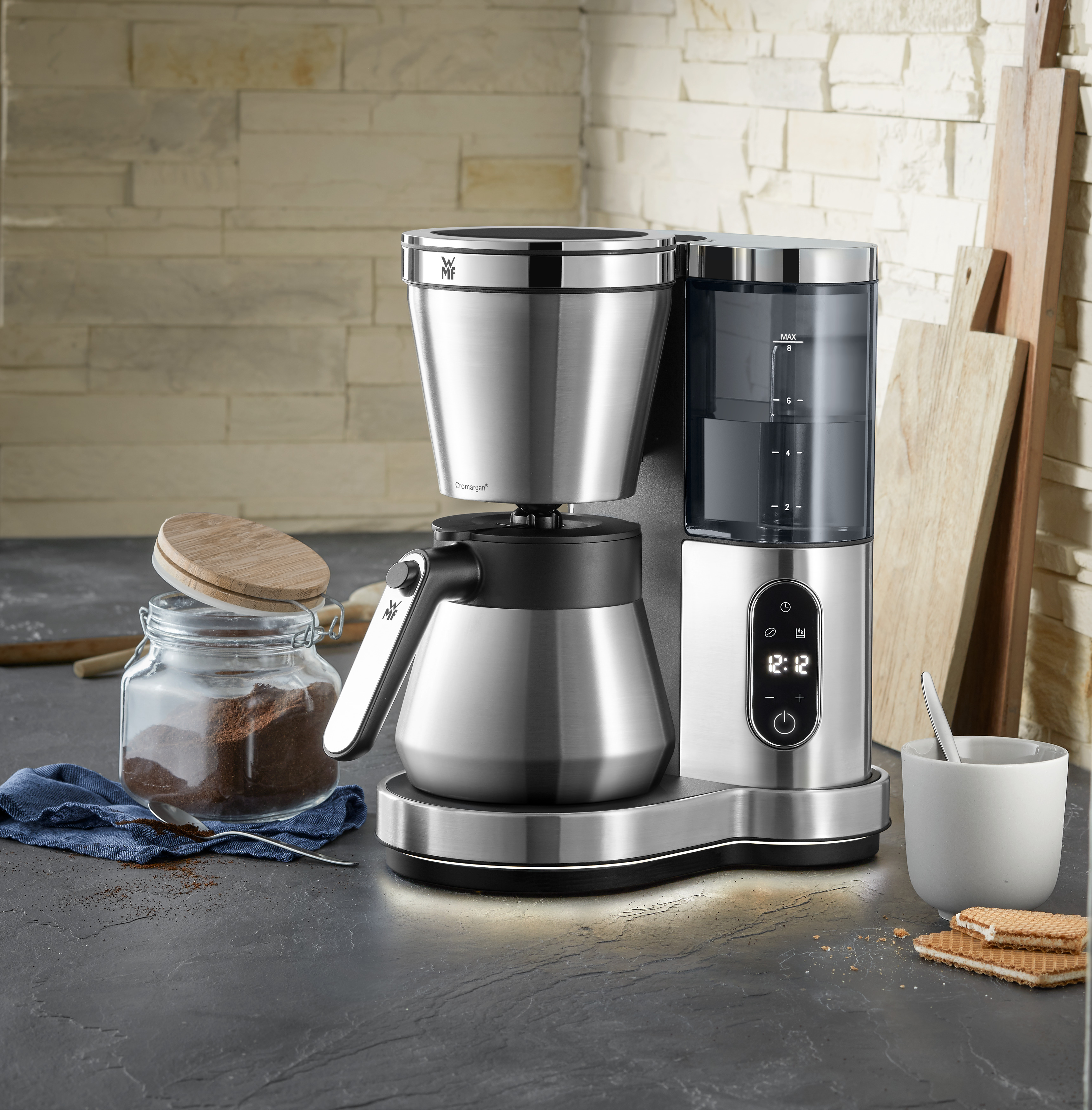 Kaffeemaschine mit Kaffeekanne und Zubehör. Edelstahl-Design.