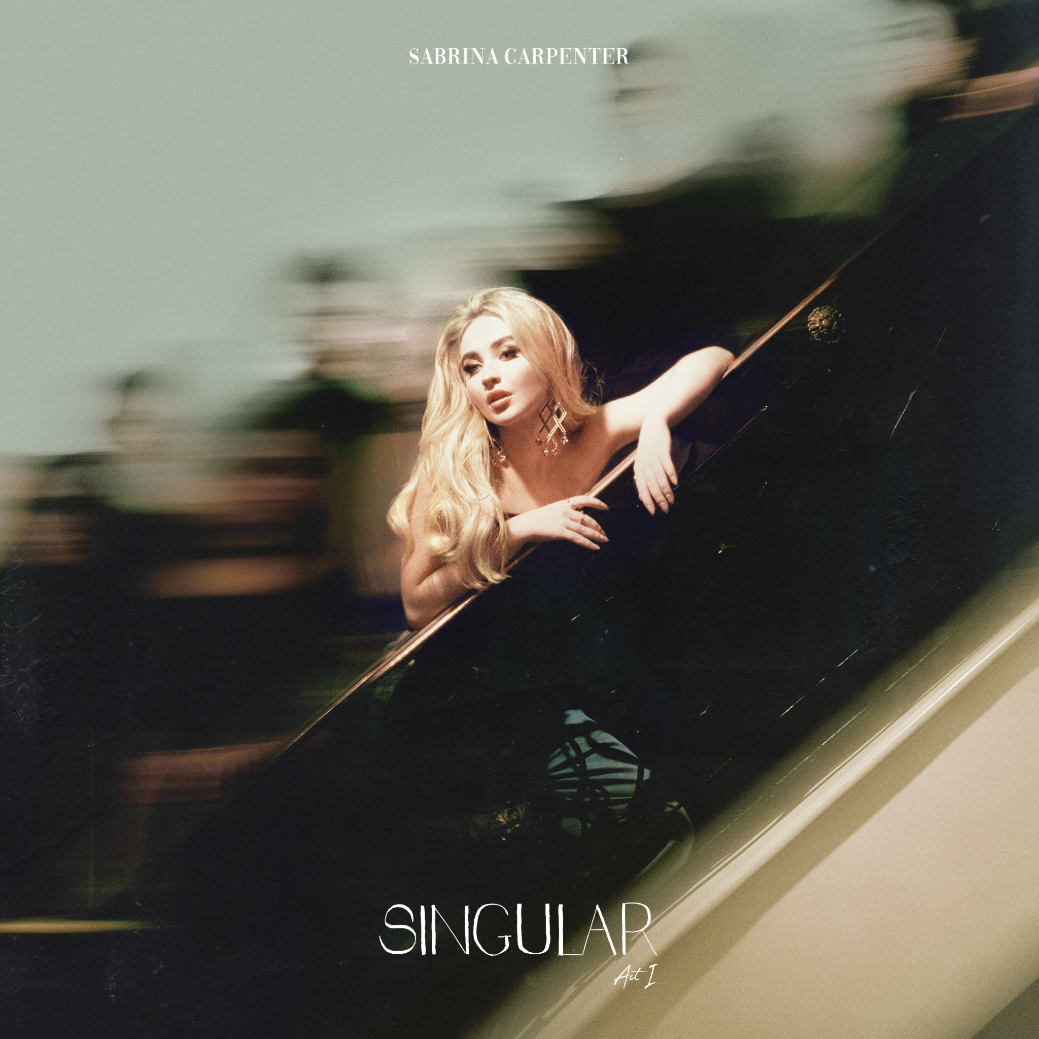 Sabrina Carpenter Albumcover. Eine Frau lehnt an einem Geländer. Der Titel ist Singular Act I.