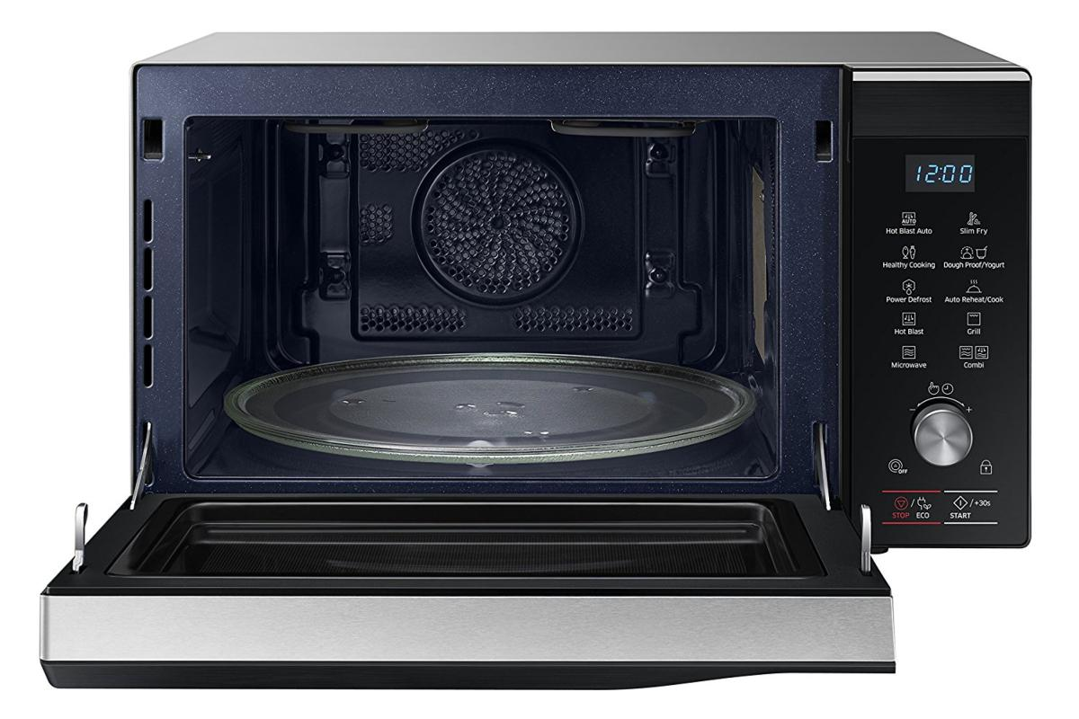 Horno microondas abierto con plato de vidrio. Puerta abierta, exterior negro.
