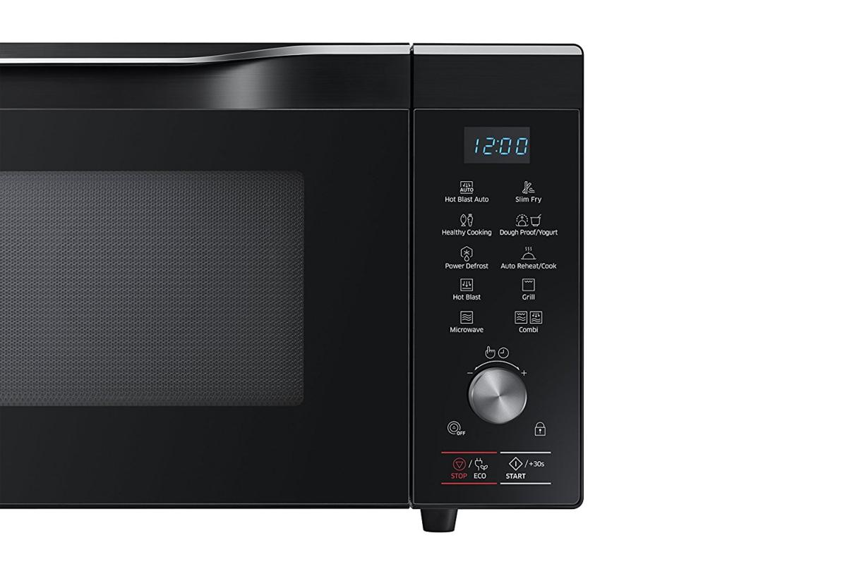 Primer plano del panel de control de un horno microondas Samsung negro. Muestra varias opciones de cocción.