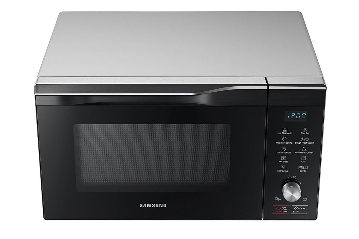 Un horno microondas Samsung con frontal negro, parte superior plateada y pantalla digital.