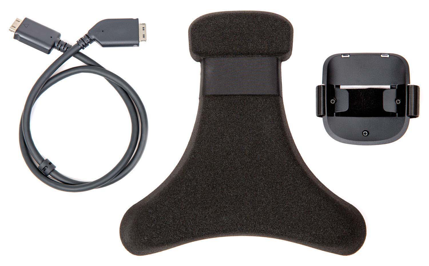 Zubehör für VR. Ein dunkelgraues Kabel, eine Schaumstoffstütze und eine Headset-Komponente, alles auf weißem Grund.