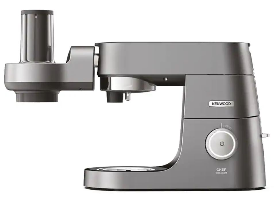 Un robot culinaire Kenwood Chef Titanium gris avec accessoires et un bouton d'alimentation.