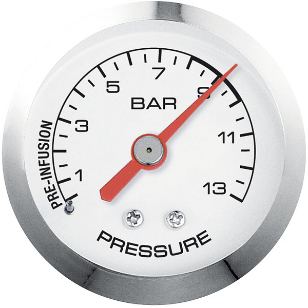 Ein kreisförmiges Manometer. Hat ein weißes Zifferblatt mit schwarzen Zahlen und roter Nadel.