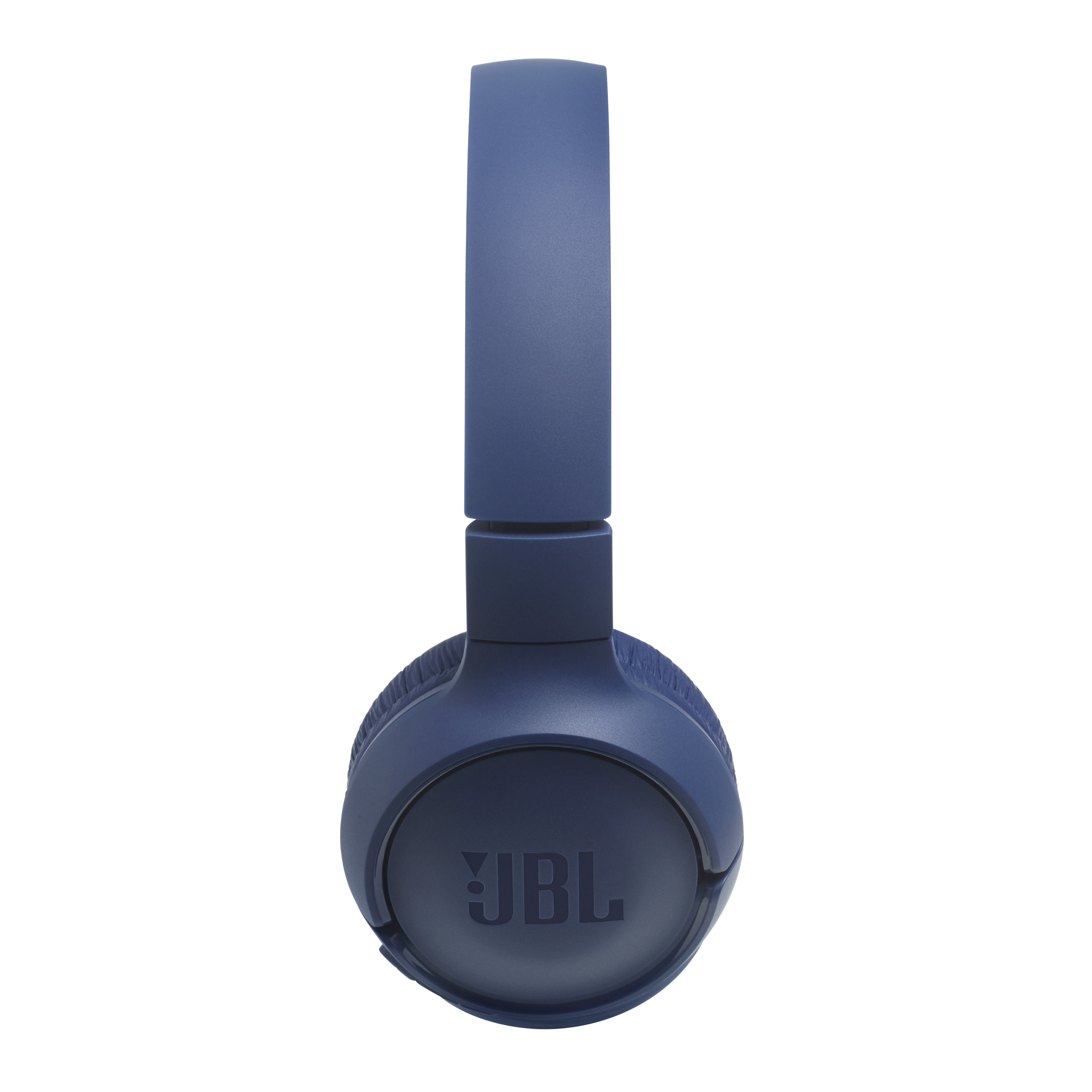 Mavi JBL kulaklık, önden görünüm. Kafa bandı yukarı doğru yay şeklinde ve kulaklıklara bağlıdır.