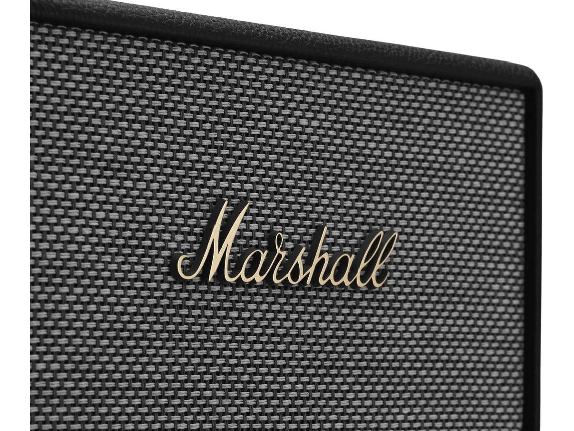 Primer plano de un altavoz Marshall, mostrando la marca en la tela del altavoz.