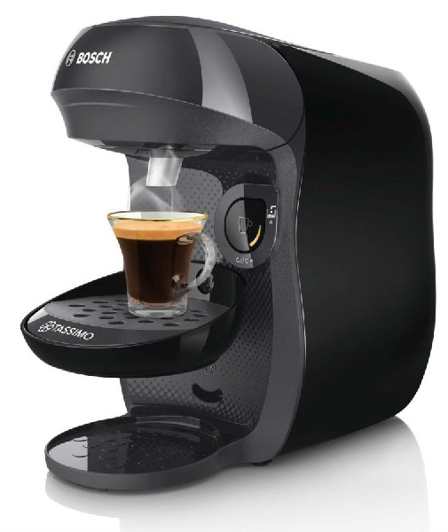 Una cafetera Bosch Tassimo negra. Una taza de café está en la bandeja de goteo. Negro y brillante.