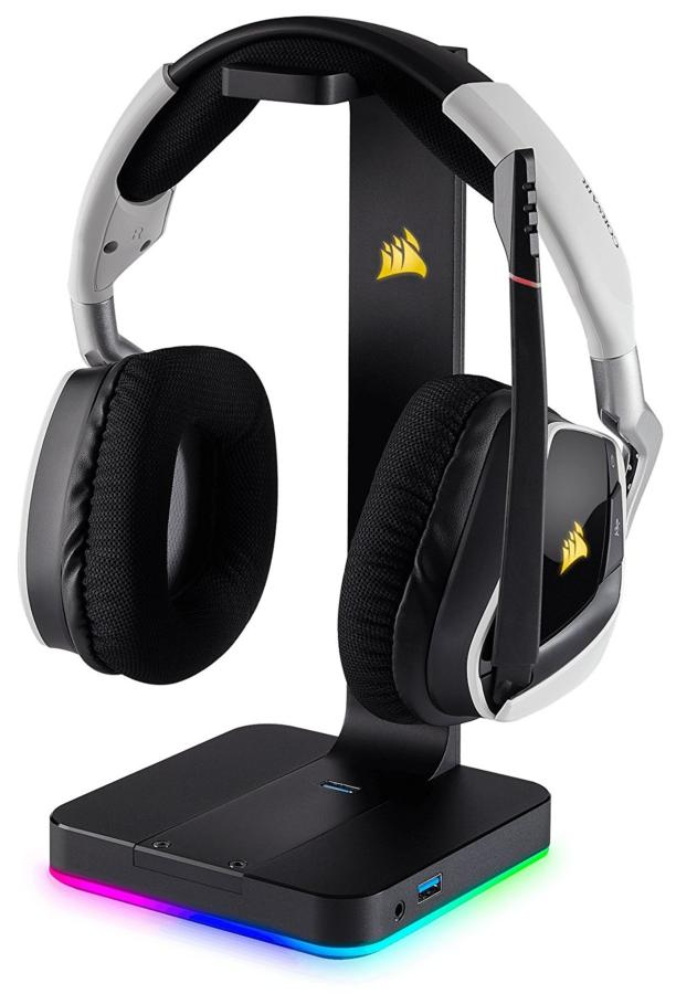 Auriculares para juegos en un soporte. Base negra con luces LED de color cambiante.