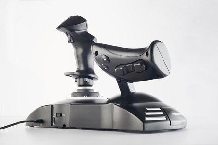 Joystick negro para simulación de vuelo con base, botones y puerto de conexión.