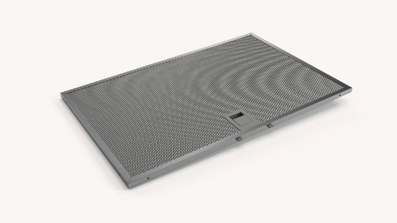 Filtro de malla metálica. Rectangular, gris y plano. Tiene un asa central pequeña.