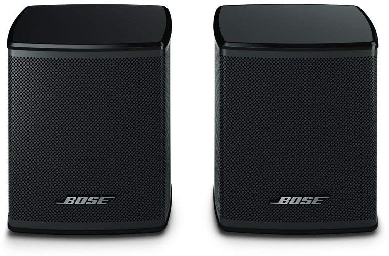 Két fekete Bose Cube hangszóró. A hangszórók előlapja hálós, a Bose logóval.