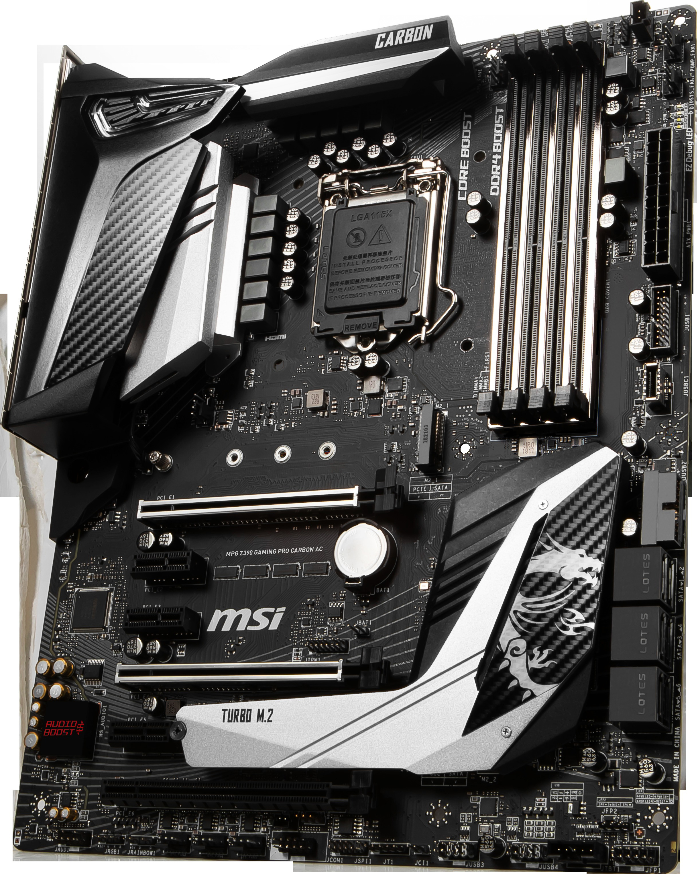 Schwarzes und silbernes Computer-Motherboard. Hat Carbonfaser-Designelemente und das MSI-Logo.