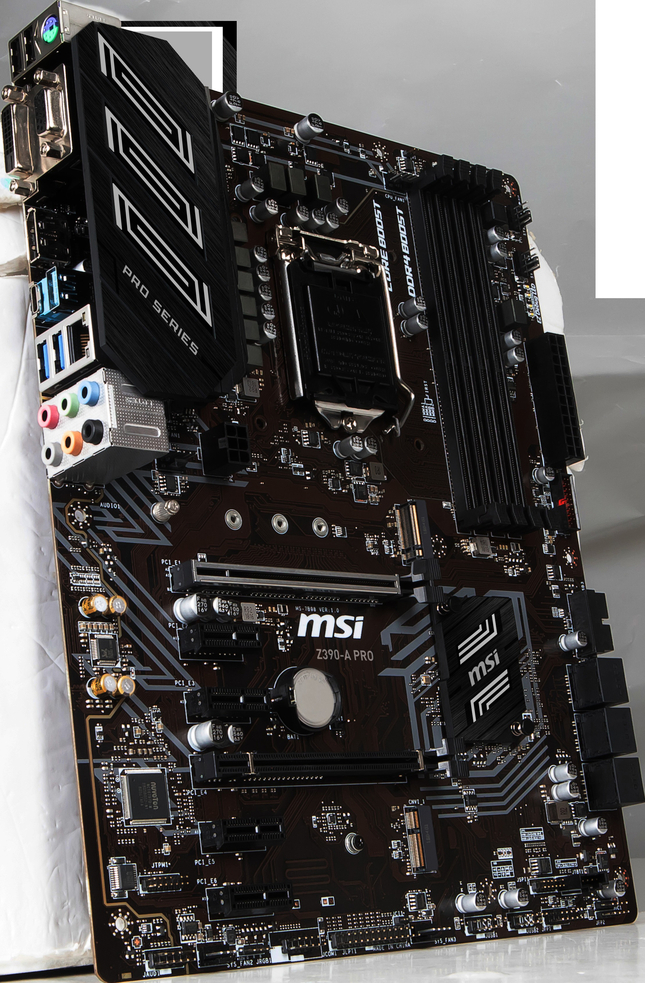Ein schwarzes Computer-Motherboard. Hat MSI-Logo und verschiedene Anschlüsse, mit dunklem Farbschema.