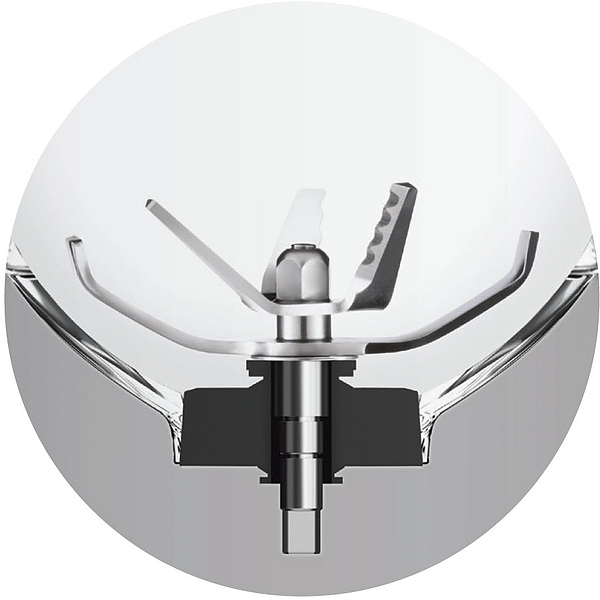 Nahaufnahme der Mixer-Klinge. Klingen sind aus Metall mit einer zentralen Schraube und einer Glasschüssel.