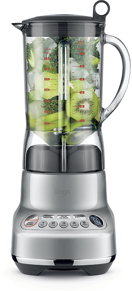 Silberner Mixer mit einem Glasbehälter mit grünem Gemüse und Eis, und einem schwarzen Deckel.