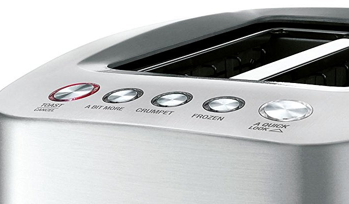 Nahaufnahme eines silbernen Toasters. Knöpfe für Toast, etwas mehr, Crumpet, gefroren und ein kurzer Blick.
