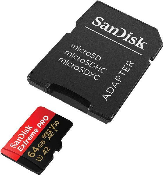 Tarjeta SD y adaptador SanDisk negros con microSD roja de 64GB, sobre blanco.