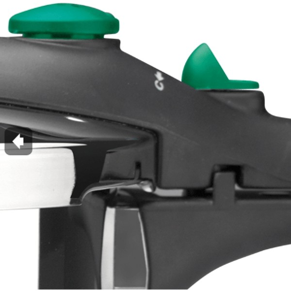 Primer plano de un dispositivo negro con un botón verde y una porción blanca.
