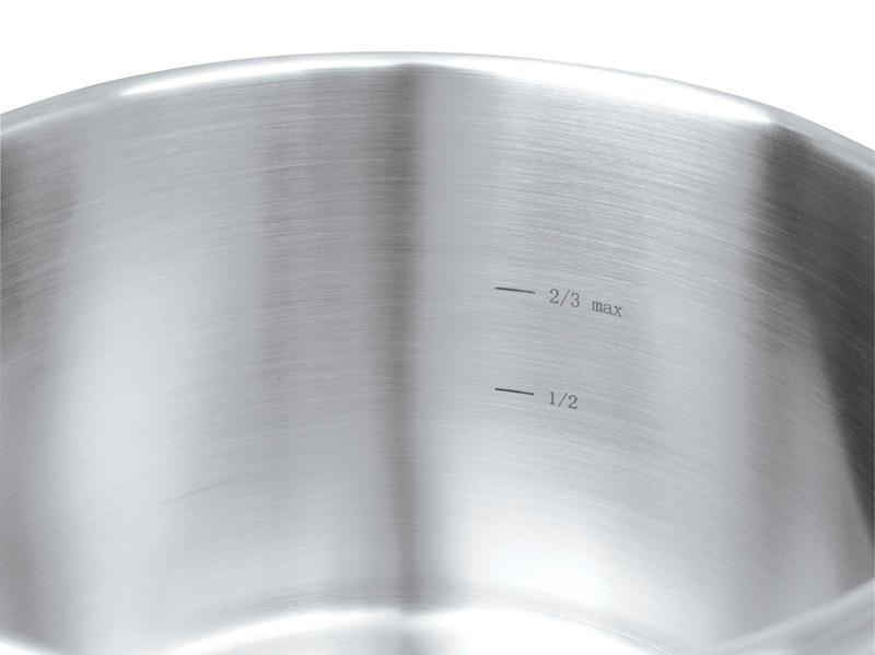 Interior de una olla de acero inoxidable con marcas de nivel '2/3 máx' y '1/2'.