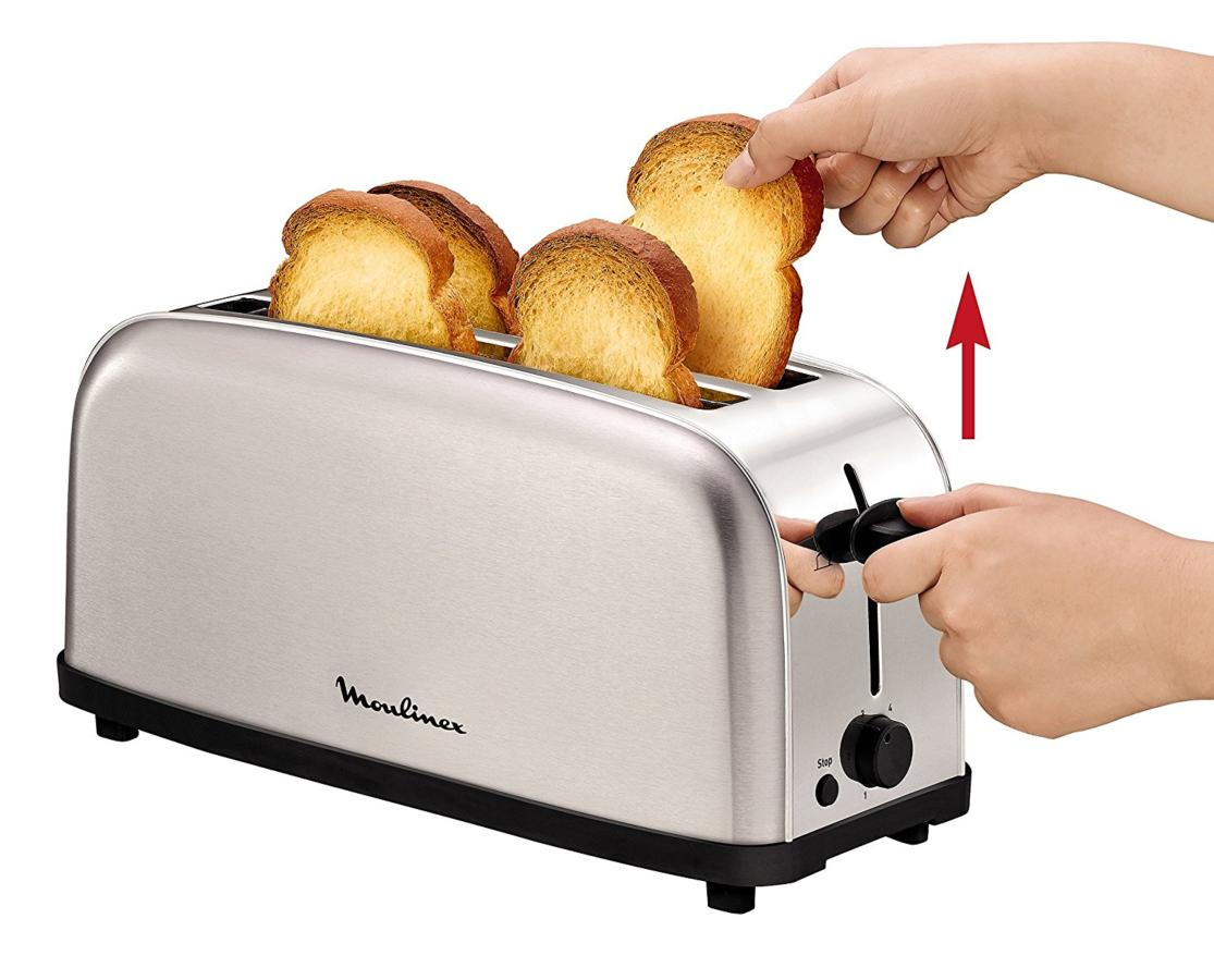 Manos de una persona sacando tostadas de una tostadora Moulinex plateada.