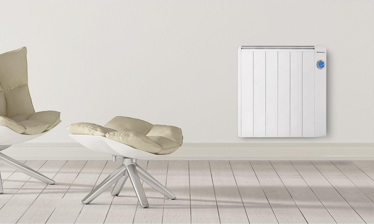 Radiador blanco en pared junto a sillas. Habitación con suelo de madera.