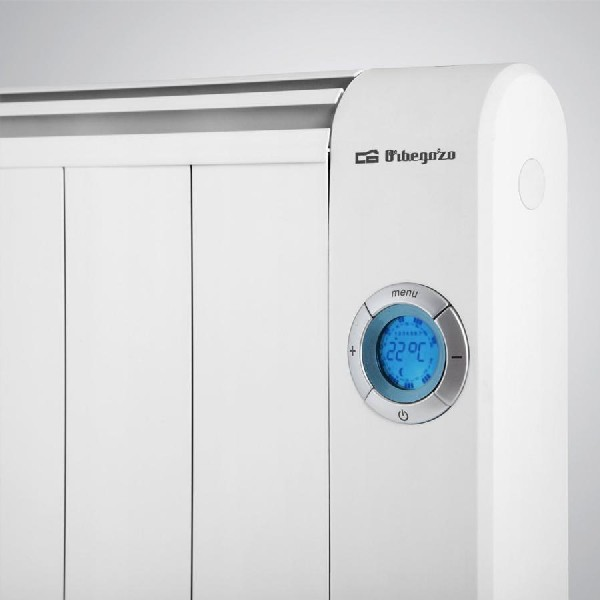 Radiador eléctrico blanco con pantalla digital que muestra la temperatura, 22 grados.