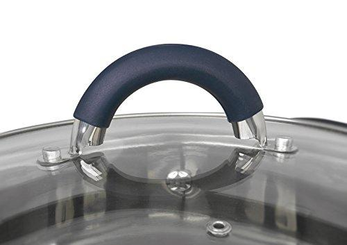 Primer plano del asa de una tapa de olla. El asa es azul oscuro y está sujeta a una tapa plateada.
