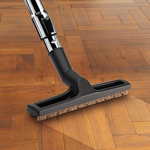 Cabezal de aspiradora en suelo de madera. El cabezal es negro y el suelo marrón.