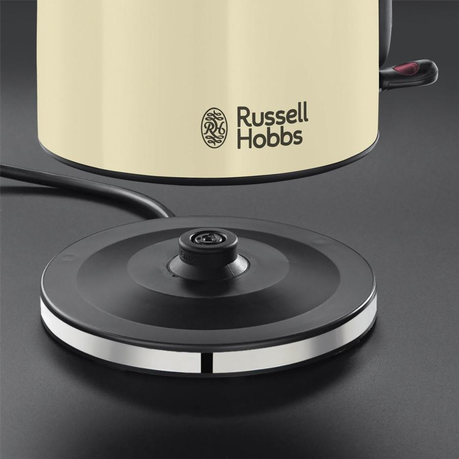 Una tetera crema sobre una base negra. La marca es Russell Hobbs.