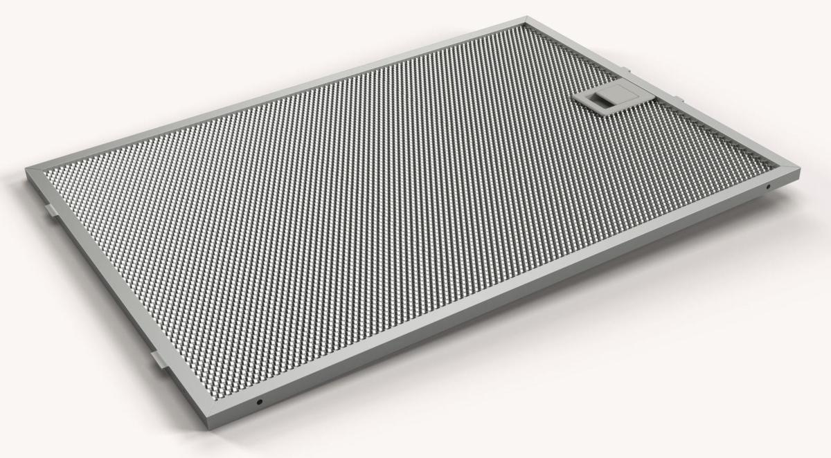 Un filtro de ventilación de cocina rectangular de metal con un patrón de malla fina.