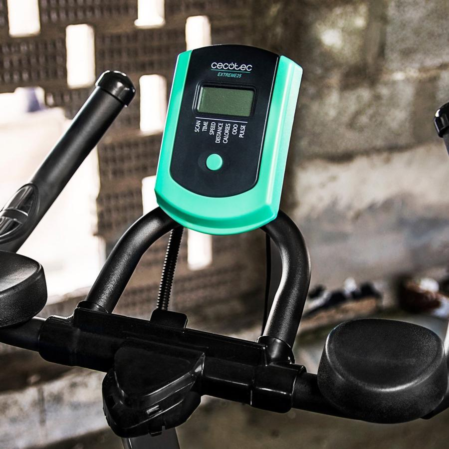 Consola de bicicleta estática con diseño verde y negro, que muestra pantalla digital con métricas.