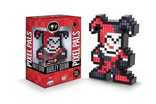 Una figura y caja pixelada de Harley Quinn. La figura es roja, negra y blanca. La caja también es roja.