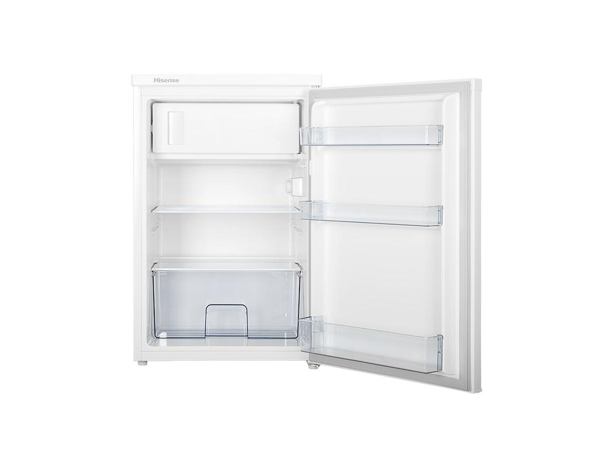 Un refrigerador Hisense blanco con la puerta abierta, revelando estantes y un cajón. Fondo blanco.