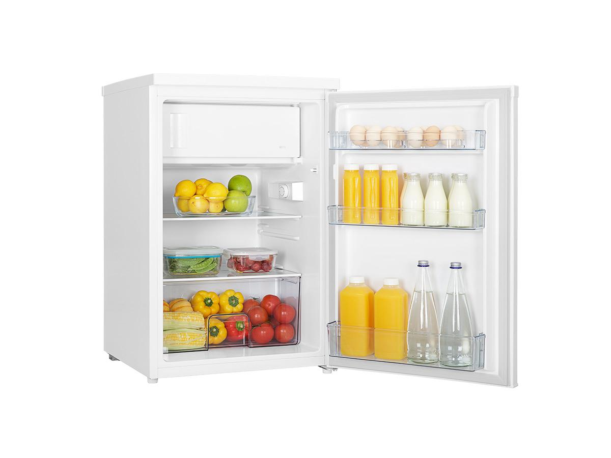 Un refrigerador blanco con la puerta abierta. Dentro, hay frutas, verduras, huevos y bebidas.