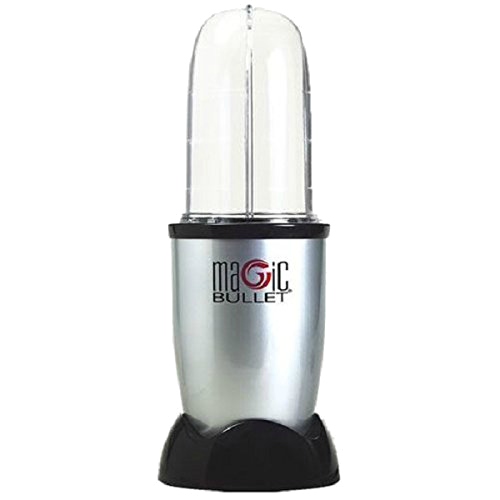 Una licuadora Magic Bullet plateada con tapa transparente y base negra. El logotipo de Magic Bullet es visible.
