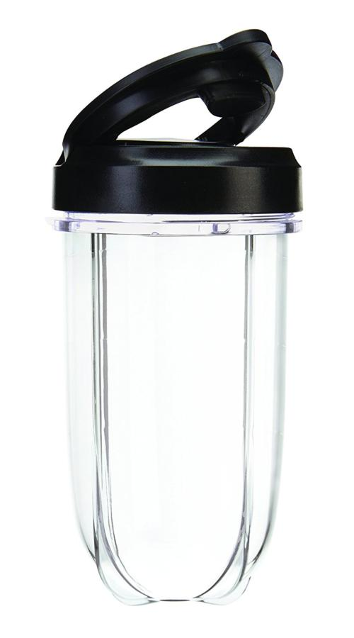 Vaso de licuadora transparente con tapa negra.