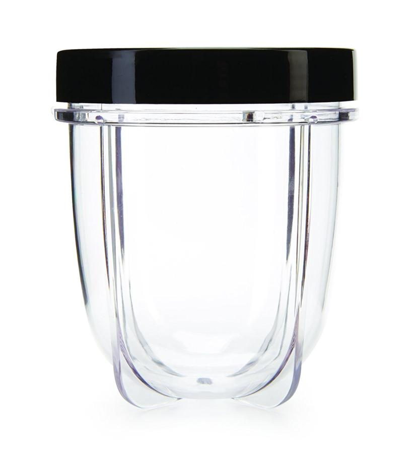 Un vaso de licuadora de plástico transparente con tapa negra, aislado sobre blanco.
