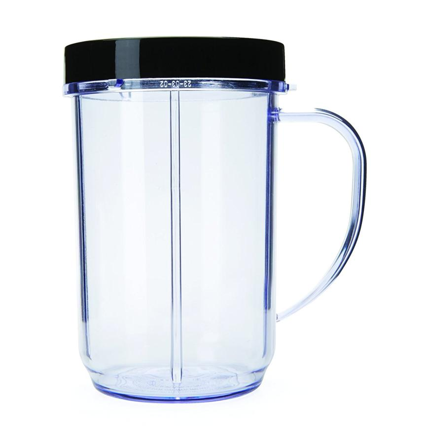 Vaso de licuadora de plástico transparente con tapa y asa negras, sobre fondo blanco.
