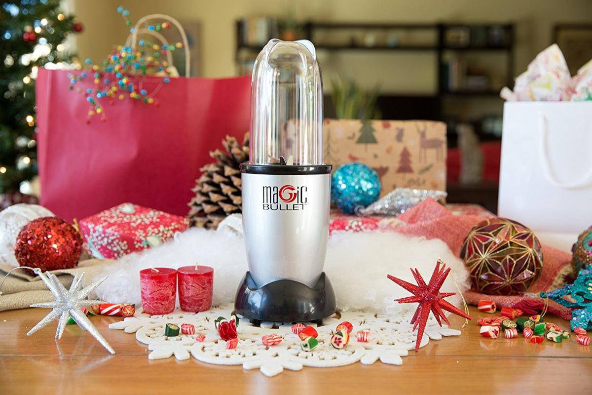 Licuadora Magic Bullet con decoraciones navideñas, incluidos regalos y adornos.
