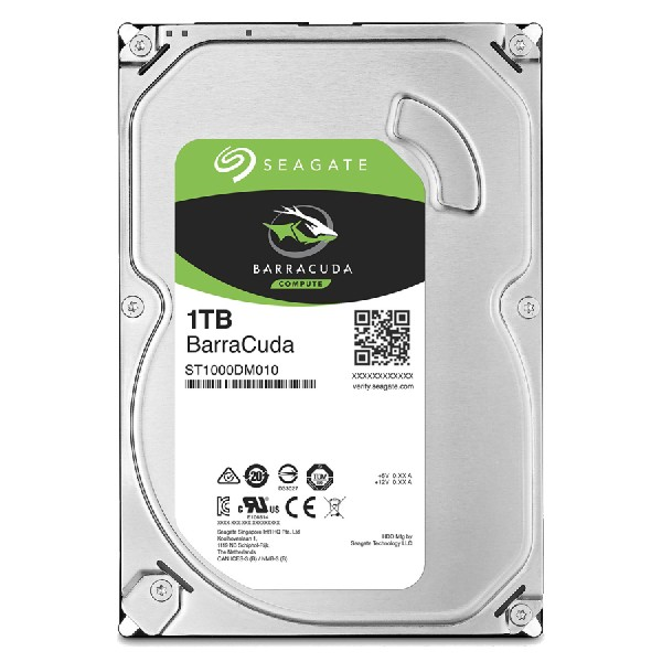 Disco duro Seagate Barracuda de 1 TB con etiqueta verde y blanca en una carcasa plateada.