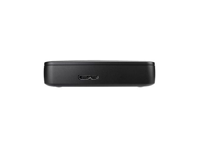 Un disco duro externo negro con un puerto USB en el lateral, sobre un fondo blanco.