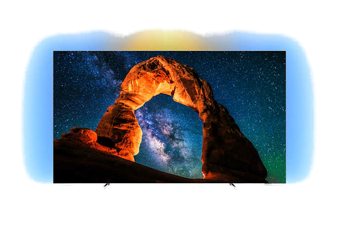 Vista nocturna de un arco de roca bajo un cielo estrellado.