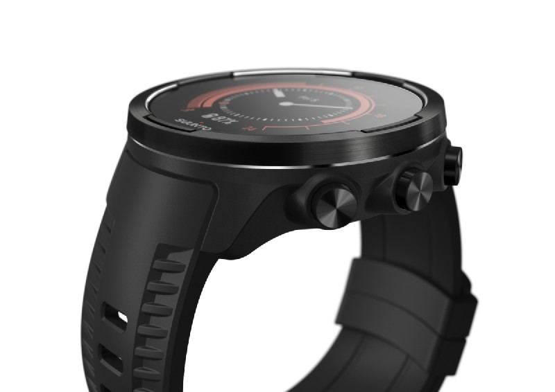 Primer plano de un smartwatch negro con correa negra. La esfera muestra datos y tiene botones.