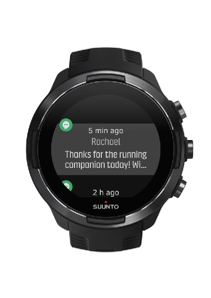 Un reloj inteligente Suunto negro muestra un mensaje: "¡Gracias por el compañero de carrera de hoy!" de un contacto.