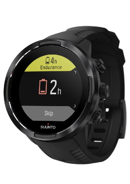 Un reloj Suunto negro con una pantalla que muestra la duración de la batería y la hora, sobre un fondo blanco.