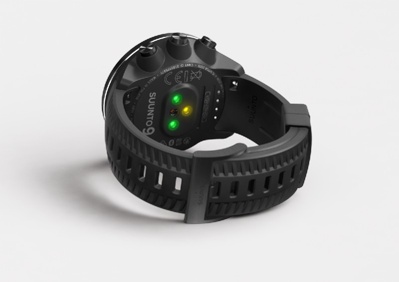 Reloj Suunto 9 negro, sensor de frecuencia cardíaca visible, blanco.